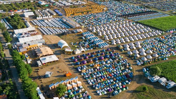 Festivalul Electric Castle 2024 &icirc;şi deschide porţile m&acirc;ine. C&acirc;ţi bani trebuie să plăteşti pentru cazarea la cort?