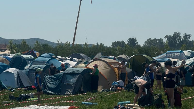Imagini exclusive cu primii festivalieri ajunși în zona de corturi de la Electric Castle 2024