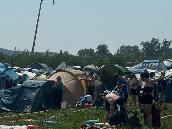FOTO EXCLUSIV! Cum au fost surprinși primii festivalieri &icirc;n zona de corturi la Electric Castle 2024 de la primele ore ale dimineții