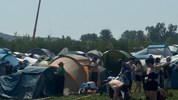 FOTO EXCLUSIV! Cum au fost surprinși primii festivalieri în zona de corturi la Electric Castle 2024 de la primele ore ale dimineții