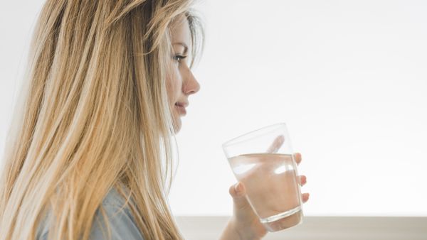 Câți litri de apă trebuie să bei pe zi atunci când e caniculă