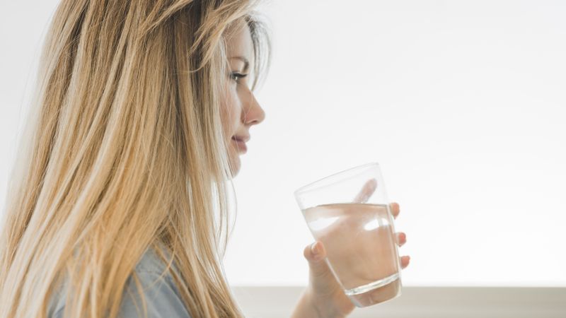 C&acirc;ți litri de apă trebuie să bei pe zi atunci c&acirc;nd e caniculă