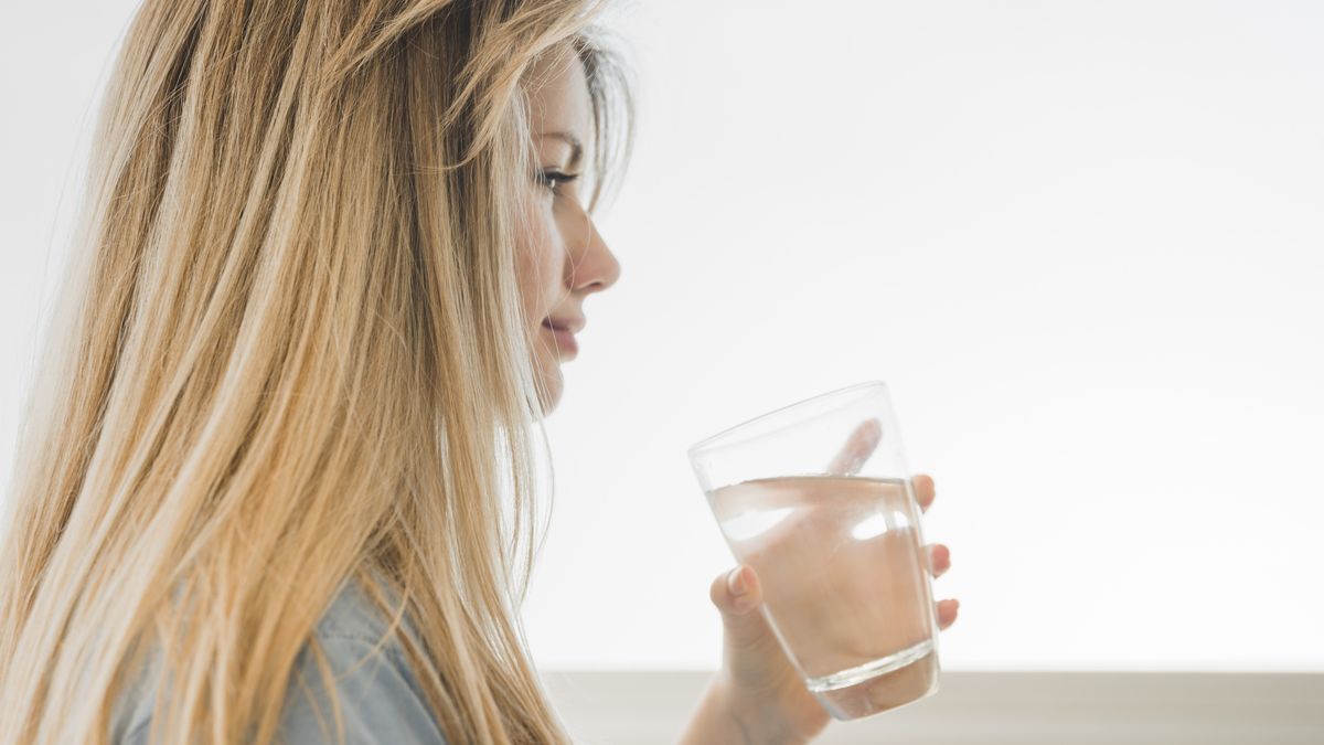 Câtă apă trebuie să bei pe caniculă? 