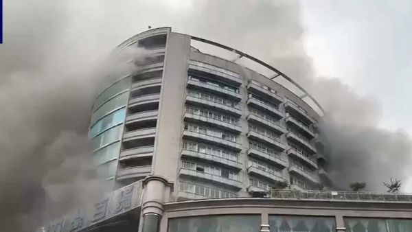 Incendiu violent &icirc;ntr-un mall: cel puțin 16 persoane au murit. Unde s-a produs tragedia