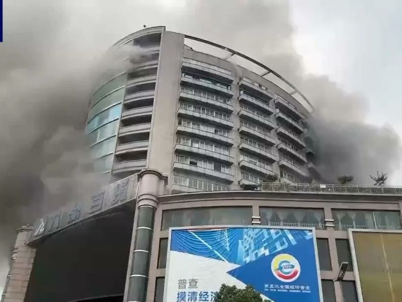Zi neagră în China, după un incendiu puternic într-un mall
