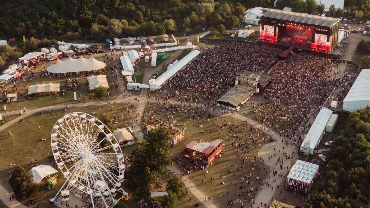  Cozi interminabile la toalete și la spălat haine în campusul Electric Castle 2024