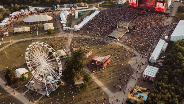 FOTO EXCLUSIV! Cozi interminabile la toalete și la spălat haine în campusul Electric Castle 2024