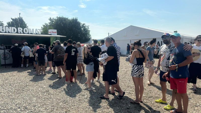 Cozi interminabile la toalete și la spălat haine în campusul Electric Castle 2024