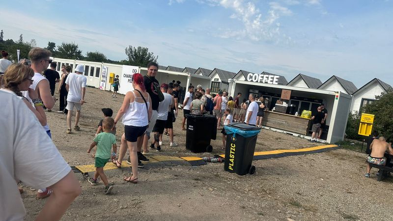 Cozi interminabile la toalete și la spălat haine în campusul Electric Castle 2024