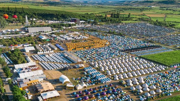 Cea mai rapidă modalitate de a ajunge la Electric Castle! Cât costă un zbor cu elicopterul?