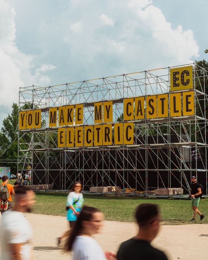 Iată cât costă o cursă cu elicopterul la Electric Castle