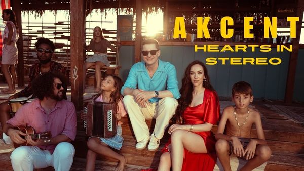 Akcent a lansat piesa Hearts In Stereo: "Sperăm ca viaţa voastră să se simtă ca această melodie"