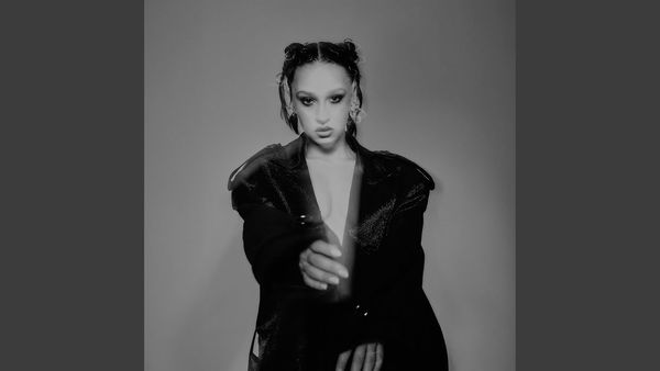 Holy Molly dă timpul &icirc;napoi cu piesa Lacrimi din stilou: "Am trecut prin două povești, prin două cariere, prin două personalități muzicale"