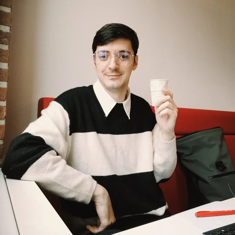 profesor imbracat in haine de femeie