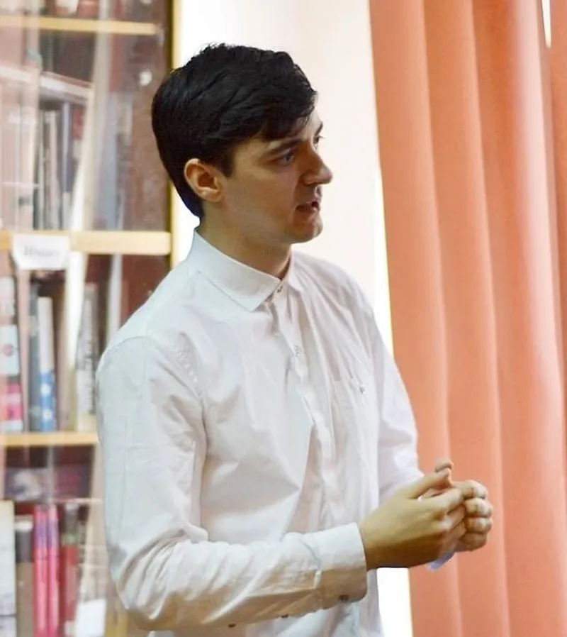 profesor  imbracat in haine de femeie