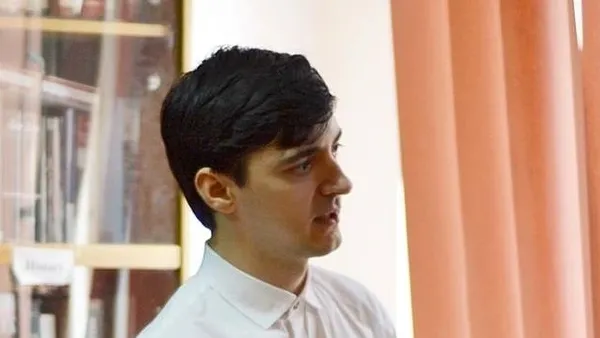 Oficialii de la Universitatea București, primele declarații după ce un profesor a apărut în fața viitorilor studenți îmbrăcat în haine de femeie: "Domnul n-a venit indecent"