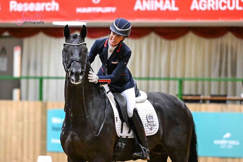 Charlotte Dujardin a fost filmată când lovea un cal cu biciul de 24 de ori într-un minut.