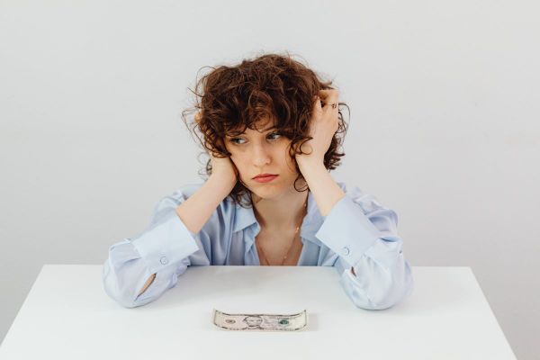 Simți că banii nu-ți ajung să evoluezi așa cum ți-ai dori? Iată 3 moduri prin care poți evita acest impas