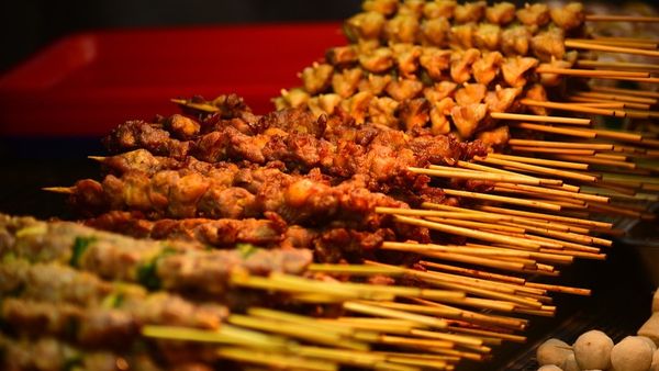 Descoperire șocantă! Autorităţile au confiscat sute de frigărui şi zeci de kilograme de carne crudă de c&acirc;ine: "Vom urmări recidiviștii. Nu glumim"