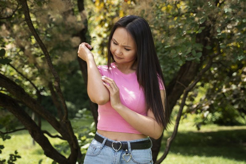 Ce simptome apar în urma infectării cu virusul West Nile?