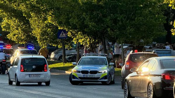 Accident îngrozitor în București! Doi copii, spulberați de o mașină în parcarea unui parc sub privirele mamei: ”De ce nouă?! Nu am greșit cu nimic, doar intram în parc”