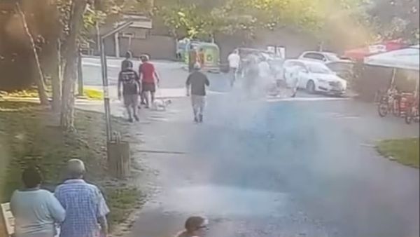 Momentul &icirc;n care cei doi frați au fost spulberați de o mașină &icirc;n parcarea unui parc din București a fost susprins de camerele din zonă