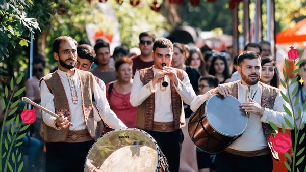 Cine sunt artiștii care vor c&acirc;nta la festivalul Strada Armenească de la Grădina Botanică din Bucureşti?