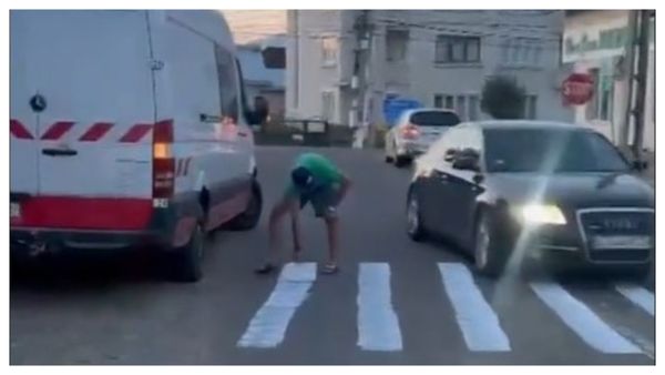  Un bărbat din Suceava și-a desenat propria trecere de pietoni pentru a ajunge mai repede la cârciumă: ”Aicea îmi place mie să beau”