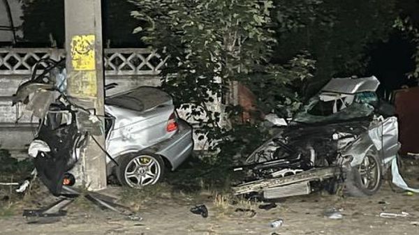 Doi polițiști au murit după ce mașina lor s-a rupt &icirc;n două &icirc;ntr-un teribil accident. Colega lor se zbate &icirc;ntre viață și moarte