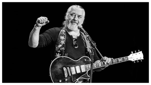 Ce scrie pe sicriul lui Nicu Covaci?  Detalii emoționante de la Filarmonica „Banatul”