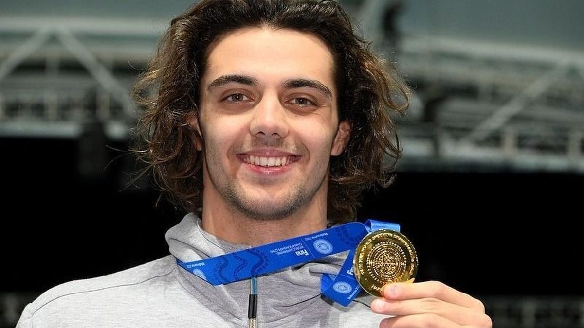 Thomas Ceccon, surprins dormind în parc