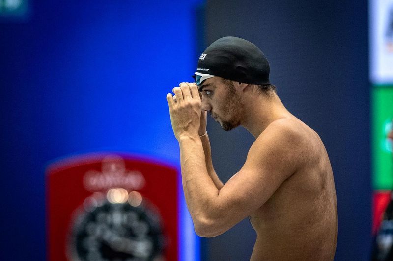 Thomas Ceccon surprins dormind în parc