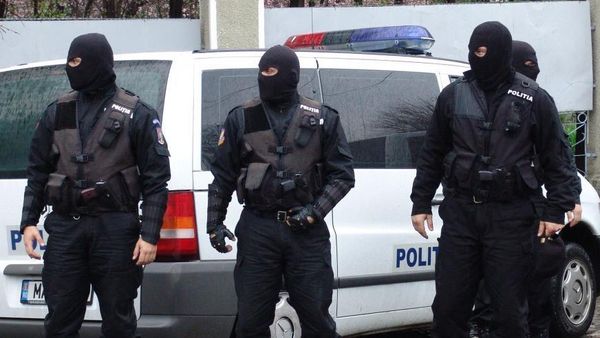 Trei bărbați prinși cu o cantitate impresionantă de substanțe interzise destinate vânzării la UNTOLD 2024