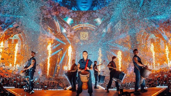 Ea este blonda care a &icirc;nfierb&acirc;ntat spectatorii de la UNTOLD 2024. Ținuta ei extravagantă a făcut furori &icirc;n prima zi de festival