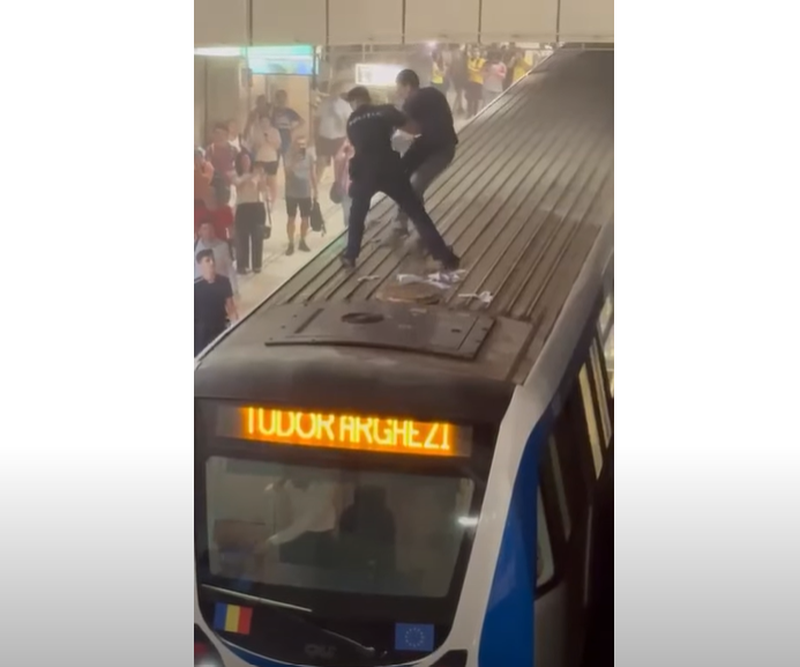 barbat urcat pe metrou