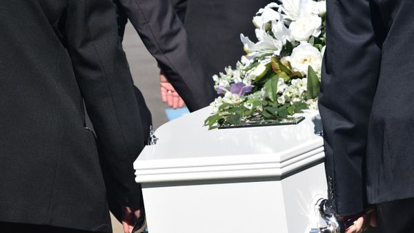 Caz aproape ireal în Iași! O femeie de 94 de ani „a înviat” în timpul priveghiului: "A strâns-o de mână și a deschis și un ochi"