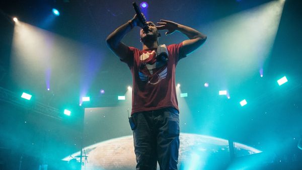 Cine este artistul rom&acirc;n care ar fi fost prins cu substanțe interzise &icirc;n toaleta de la UNTOLD 2024?