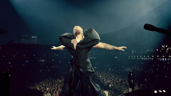 Val de reacții după show-ul controversat susținut de Sam Smith! Artistul a schimbat mai multe rochii la UNTOLD 2024: &bdquo;Seara aceasta este despre un singur lucru, despre libertate&rdquo;