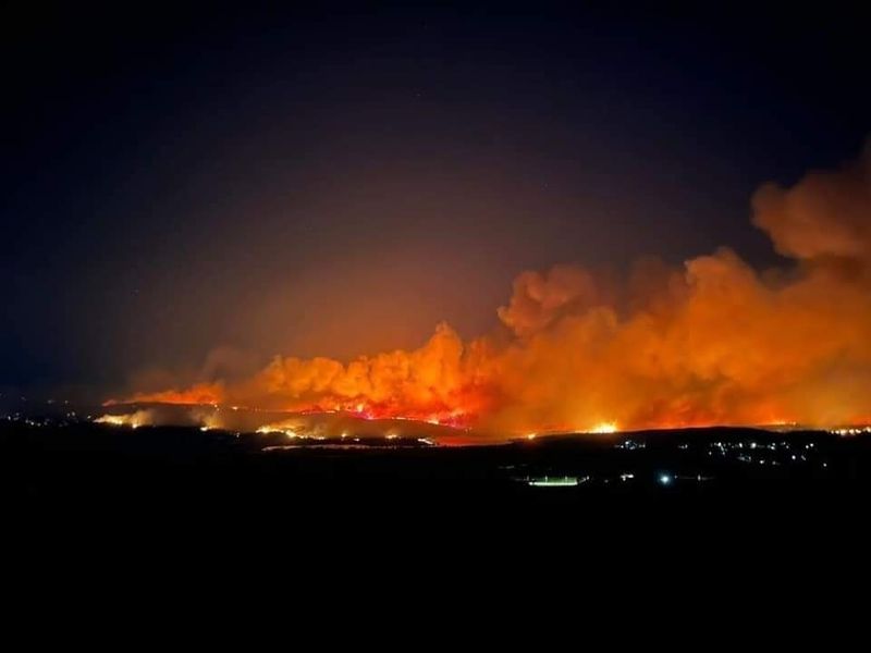 O persoană găsită moartă în incendiile violente care fac ravagii la marginea Atenei