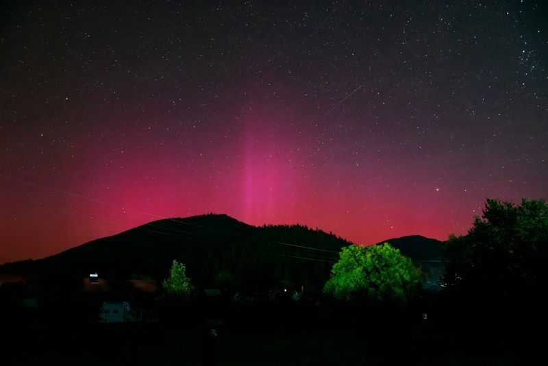Imagini deosebite cu aurora boreală și Perseidele 
