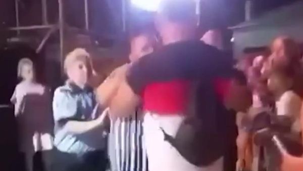 Bătaie generală la concertul lui Babasha din Cernavodă! O polițistă a fost rănită și transportată la spital