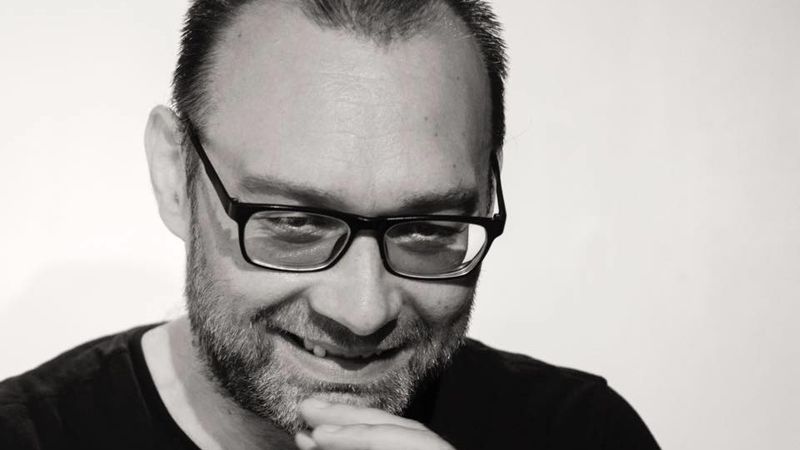 Regizorul Bogdan Budeş a murit subit la v&acirc;rsta de 52 de ani! Tragicul anunț a fost făcut de fratele său
