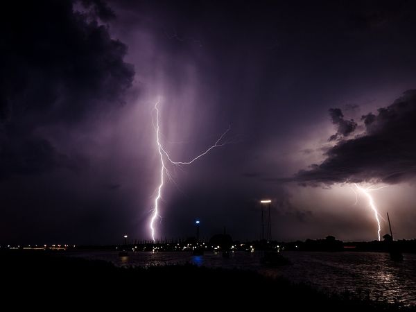 Meteorologii au emis o avertizare cod galben de furtuni. Care sunt județele vizate?