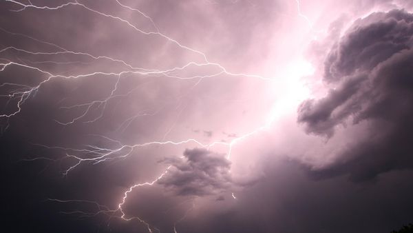 Vremea se schimbă radical! Ploi torențiale și vijelii în jumătate din țară, caniculă în cealaltă jumătate