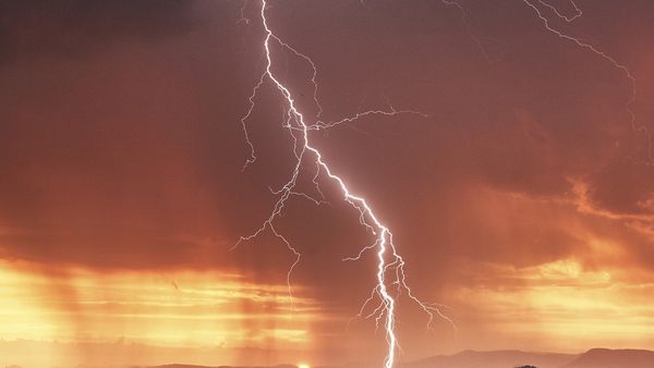 Semnele trăsnetului! Imagini șocante cu efectele fulgerului pe corpul unui drumeț