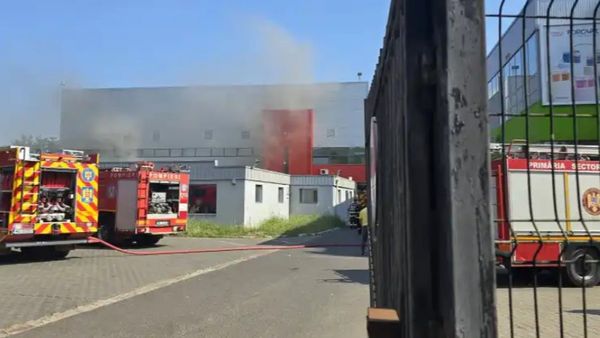 Incendiu puternic la o hală din Popești-Leordeni! Zece persoane evacuate de urgență