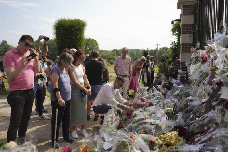 Lacrimi și flori la La Brûlerie în memoria lui Alain Delon