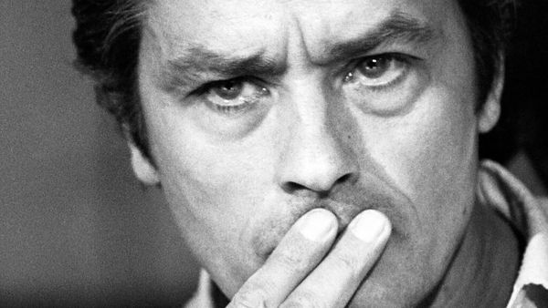 Ultimul drum al lui Alain Delon! Actrița Nicole Calfan, dezvăluiri de la funeraliile marelui actor: &bdquo;O ceremonie cu eleganța unei &icirc;nmorm&acirc;ntări siciliene.&rdquo;