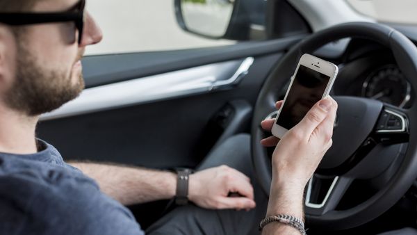 Șoferii pot filma cu camera de bord sau cu telefonul în trafic. Care sunt regulile?