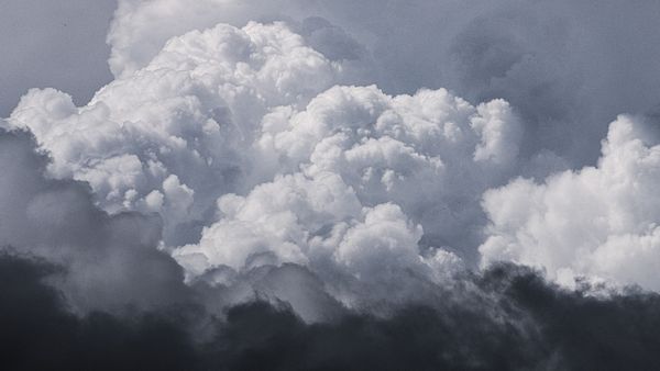 Vremea se schimbă dramatic! Meteorologii au emis Cod galben de ploi, descărcări electrice și v&acirc;nt puternic. Ce zone sunt vizate